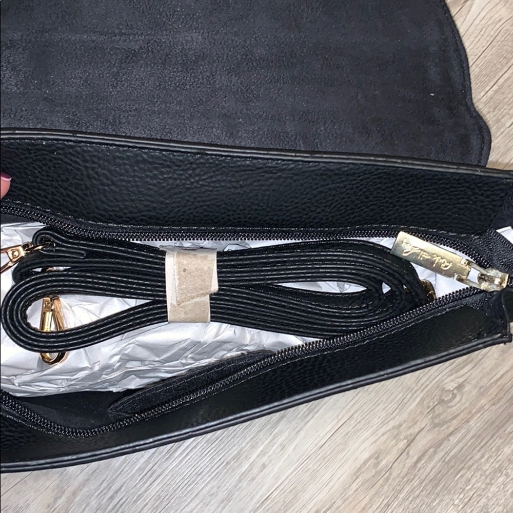 🌼🎊🎉HP🎉🎊Crossbody bag🌼 - Picture 2 of 3